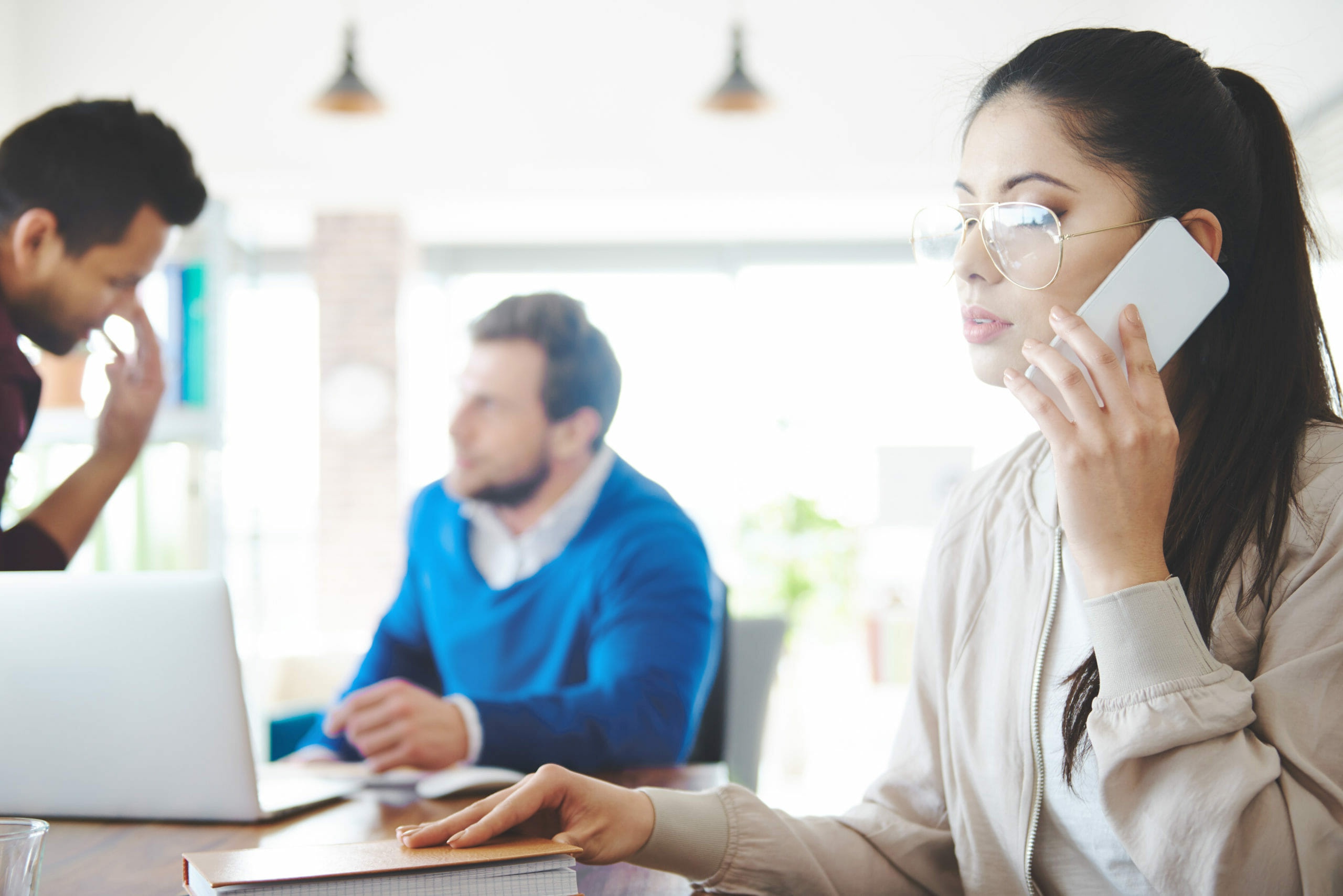 Таргет лок. Терпеливый человек. People phone. Болтать с друзьями. Парень с картами в руках.